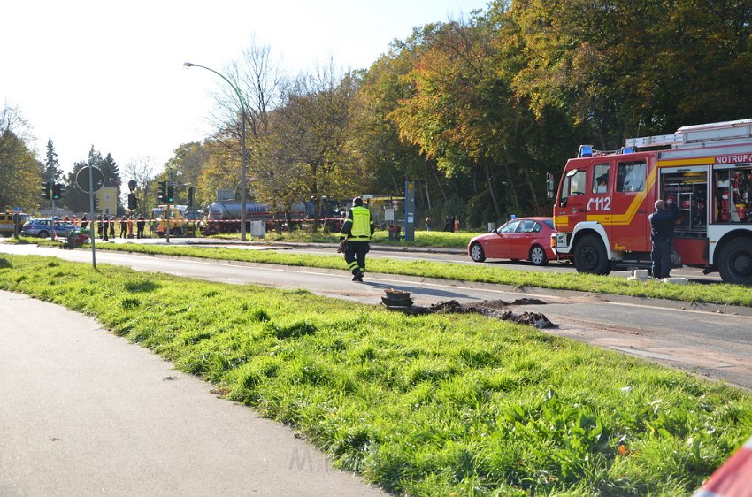 VU Tanklastzug umgestuerzt Huerth Industriestr P571.JPG